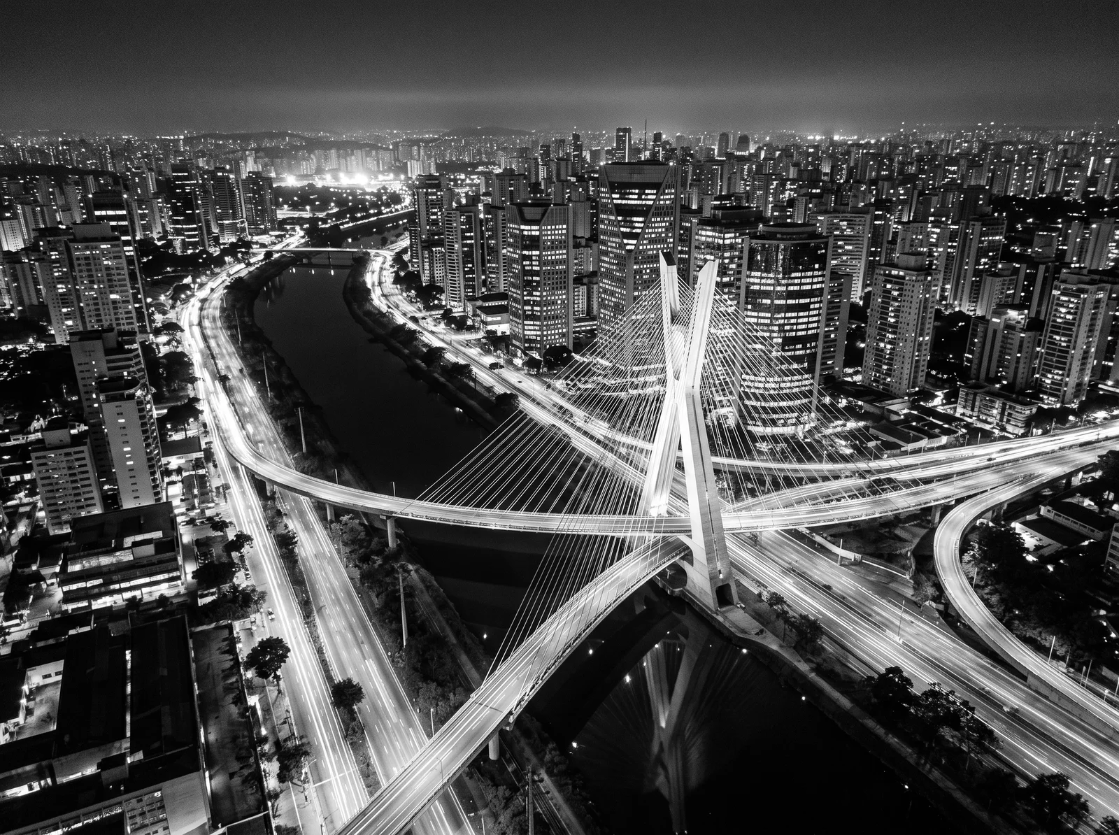 Vista aérea noturna da ponte estaiada sobre o rio Pinheiros, em preto e branco